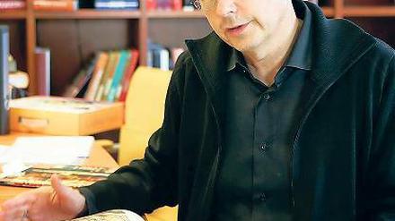 Wertpapier. Der Potsdamer Verleger Herbert Ullmann blättert in dem Buch Ars Sacra.