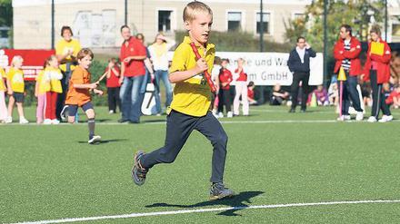 Kampf um Sekunden und Meter. 28 Schulen und viele Kindergärten nahmen gestern am 17. Staffellauf der Schulen auf dem Stern-Sportplatz teil. Eingeladen hatte die Grundschule Am Pappelhain.
