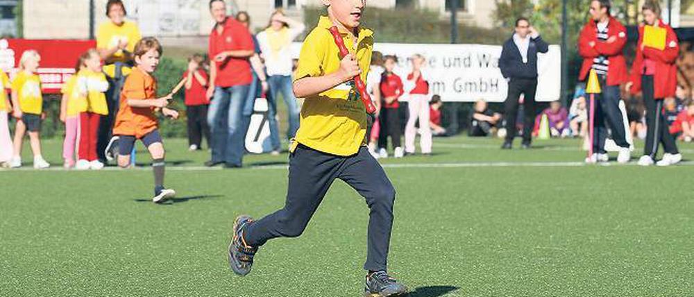 Kampf um Sekunden und Meter. 28 Schulen und viele Kindergärten nahmen gestern am 17. Staffellauf der Schulen auf dem Stern-Sportplatz teil. Eingeladen hatte die Grundschule Am Pappelhain.