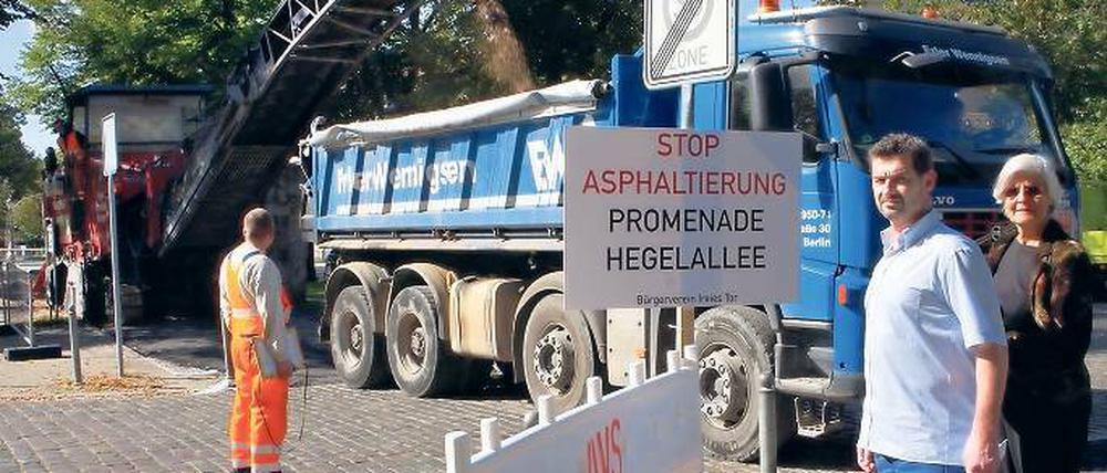 Schwere Technik in Aktion: Eine Spezialmaschine fräste gestern den bisherigen Belag der Mittelpromenade ab.