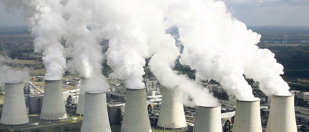 Noch unverkäuflich. Während Vattenfall am Dienstag ankündigte, in Polen und Dänemark Kohlekraftwerke verkaufen zu wollen, versicherte Konzernchef Øystein Løseth an den brandenburgischen Kraftwerken, wie in Jänschwalde, festhalten zu wollen.