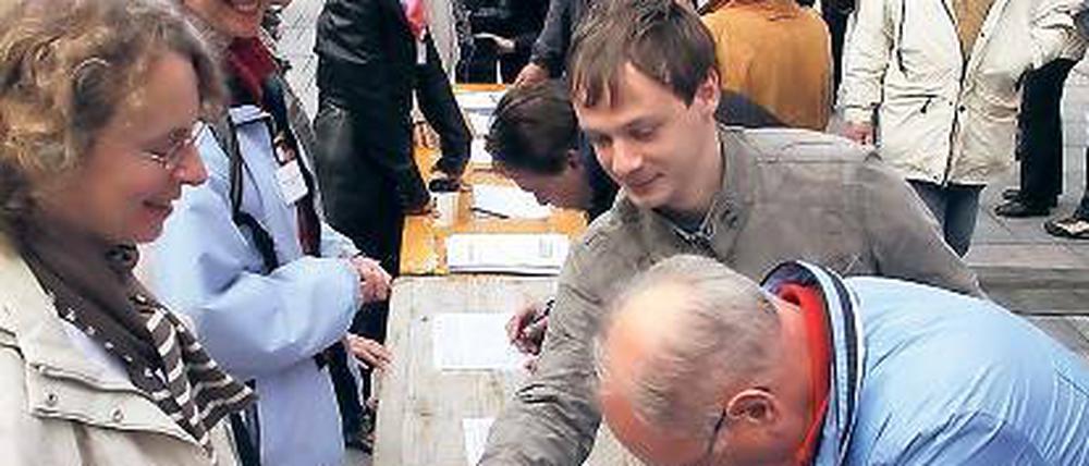 Schriftlicher Protest. Wie hier in Kleinmachnow sind in der Region Teltow in kürzester Zeit über 5000 Unterschriften gegen Fluglärm gesammelt worden.