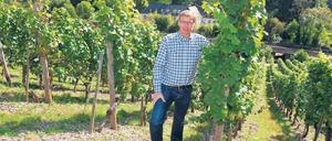 Winzer-Azubi. TV-Moderator Günther Jauch auf dem Hausberg seines Weinguts in Kanzem an der Saar. Für den Potsdamer ist es wie eine Heimkehr: Schon als kleiner Junge hat er auf dem Weingut von Othegraven in Kanzem an der Saar gespielt.