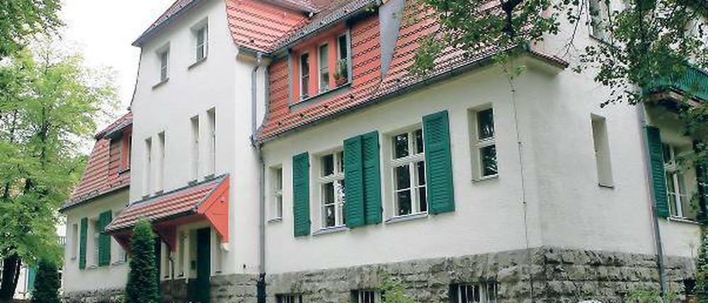 Beste Lage. Die vier Villen auf dem verkauften Grundstück wurden 1913/14 gebaut und stehen unter Denkmalschutz. Nach der Wende wurden sie mit öffentlichen Geldern zumindest in Grundzügen saniert.