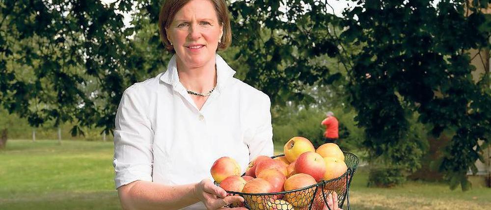 Die Apfelgräfin. Gräfin Daisy von Arnim betreibt bei Boitzenburg einen Hofladen und fährt mit einer mobilen Mosterei ueber die Dörfer.