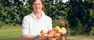 Die Apfelgräfin. Gräfin Daisy von Arnim betreibt bei Boitzenburg einen Hofladen und fährt mit einer mobilen Mosterei ueber die Dörfer.