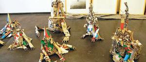 Ich und Wicht. Zwerge des Schweizer Künstlers Martin Städeli (großes Bild), Rotkäppchen von Frieda Knapp (o.r.), Mini-Stühle von Axel Lieber. Werke von insgesamt 24 Künstlern sowie drei Filme sind ab morgen in der Galerie Kunstraum zu sehen. Die Ausstellung wird am Samstagabend im Rahmen des Schiffbauergassen-Festes eröffnet.