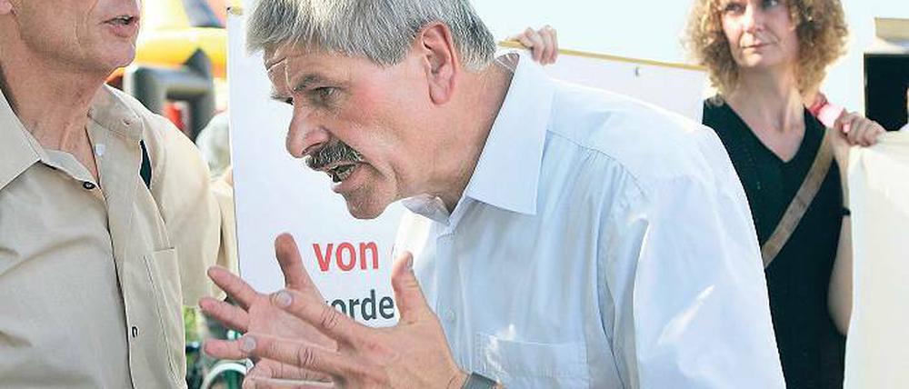 Schwierige Vergangenheit: Hans-Jürgen Scharfenberg setzt sich mit Kritikern seiner OB-Kandidatur auseinander, zuletzt etwa beim Sommerfest der Linken.