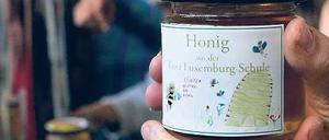 Der erste Honig von Bienen aus der Luxemburg-Grundschule.