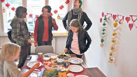 Die haben was zu lachen. Claudia Lorenz-Dittmar (links) hat mit ihrem Mann und einem zweiten Elternpaar die Meine Schule Berlin in Neukölln gegründet mit vier Schülern. Geburtstage feiern Pädagogen und Eltern dort immer mit einem Frühstück.