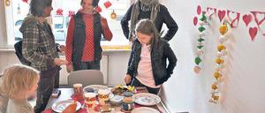 Die haben was zu lachen. Claudia Lorenz-Dittmar (links) hat mit ihrem Mann und einem zweiten Elternpaar die Meine Schule Berlin in Neukölln gegründet mit vier Schülern. Geburtstage feiern Pädagogen und Eltern dort immer mit einem Frühstück.