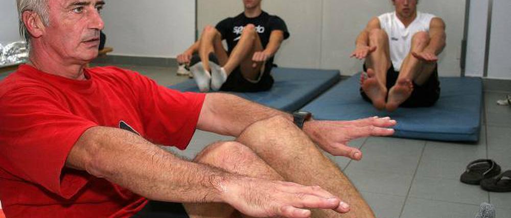 Hoch das Bein. Die deutsche Schwimm-Nationalmannschaft trainiert derzeit in Potsdam unter Leitung Jörg Hoffmanns (unten rechts) und Gerd Eßers (unten links). Heimvorteil haben dabei Felix Wolf, Jannick Lebherz und Christian Diener (Mitte v. l.).