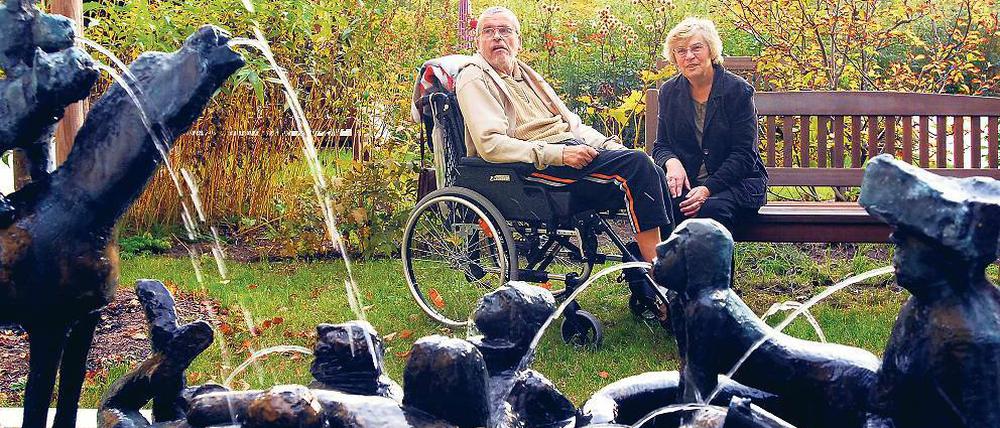 Seite an Seite. Mit der stetig steigenden Lebenserwartung nimmt auch die Zahl der Menschen zu, die Pflege brauchen.