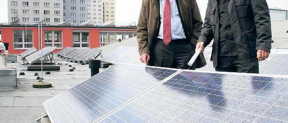 2000 Quadratmeter Fotovoltaik. Auf dem Dach des Leibniz-Gymnasiums am Campus Stern begutachtet Oberbürgermeister Jann Jakobs (l.) mit Sebastian Preuß die Sonnenenergie-Anlage, die künftig bis zu 81000 Kilowattstunden im Jahr produzieren soll.