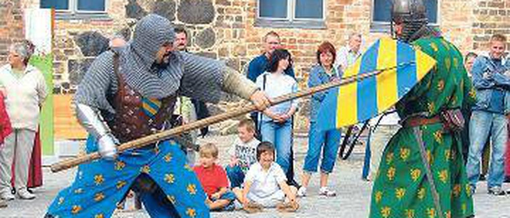 Eine Waffenschau vermittelt Einblicke in alte Kampftechniken.