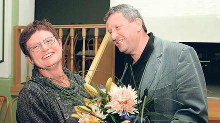 Ute Hustig nahm gestern im Saarmunder Mühlengrund strahlend die Glückwünsche entgegen, unter anderem vom Kreisvorsitzenden der Linken, Wolfgang Erlebach.