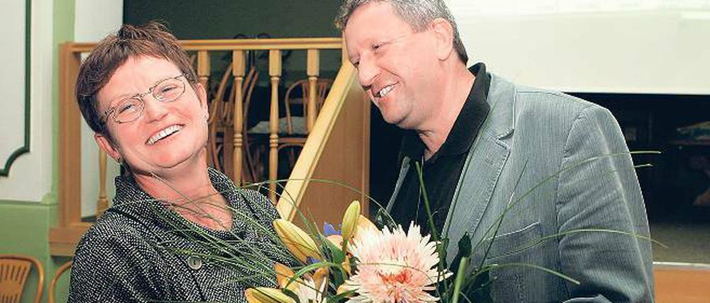 Ute Hustig nahm gestern im Saarmunder Mühlengrund strahlend die Glückwünsche entgegen, unter anderem vom Kreisvorsitzenden der Linken, Wolfgang Erlebach.