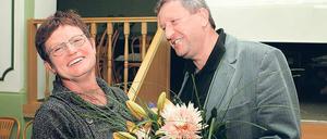 Ute Hustig nahm gestern im Saarmunder Mühlengrund strahlend die Glückwünsche entgegen, unter anderem vom Kreisvorsitzenden der Linken, Wolfgang Erlebach.