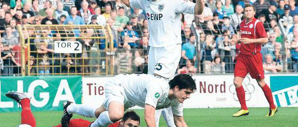 Am Ende zweiter Sieger. Babelsbergs Almedin Civa (oben) und Marcus Hoffmann können hier zwar gemeinsam Hansas Stürmer Radovan Vujanovic (unten) stoppen, letztlich aber gewann Rostock doch 2:0 beim SVB.