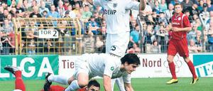 Am Ende zweiter Sieger. Babelsbergs Almedin Civa (oben) und Marcus Hoffmann können hier zwar gemeinsam Hansas Stürmer Radovan Vujanovic (unten) stoppen, letztlich aber gewann Rostock doch 2:0 beim SVB.