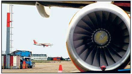 Auf neuem Kurs. Wenn der alte Flughafen in Schönefeld geschlossen wird, müssen neue Routen für die Starts und Landungen festgelegt werden. Davon hängt ab, wer vom Krach der Triebwerke betroffen sein wird.