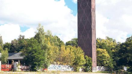 Ein weites Feld. Das ehemalige Kasernengelände in PotsdamKrampnitz ist seit dem Abzug der sowjetischen Armee völlig heruntergekommen. Offenbar wurde die Landesregierung beim Verkauf des 110-Hektar großen Areals vom Käufer ausgetrickst.