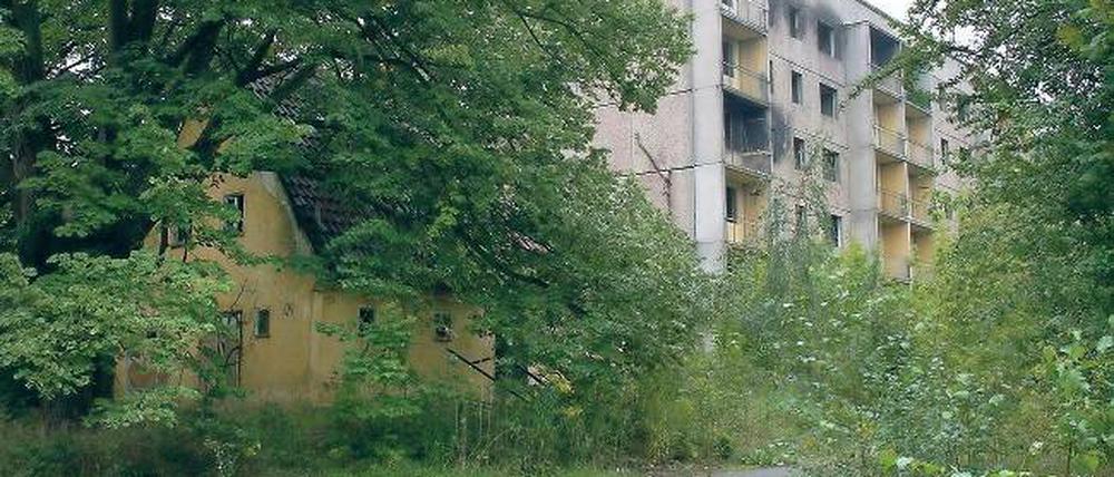 Gegensätze: Ein Offiziershaus neben einem Plattenbau in Krampnitz.