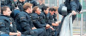 Großaufgebot. Die Polizei  hier vor der Drittliga-Partie Werder Bremen II gegen Hansa  hofft, dass es morgen rund um das Spiel in Babelsberg ruhig bleibt. Über die Anzahl der Beamten, die eingesetzt werden, wollte sie gestern keine Angaben machen.