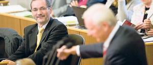 Antwortrede. Ministerpräsident Matthias Platzeck (SPD) hört dem Abgeordneten Dieter Dombrowski (CDU) in einer aktuelle Stunde zum Thema 20 Jahre Deutsche Einheit  Anschluss oder Beitritt zu.