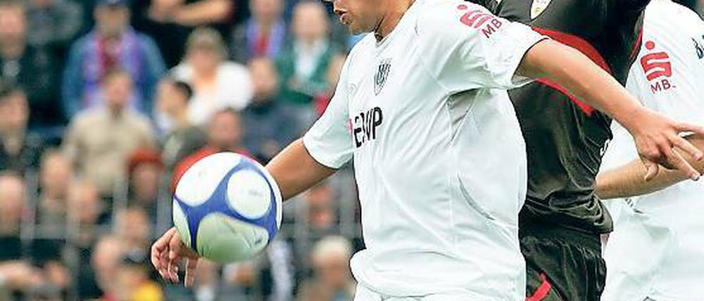 Will es gegen seinen Ex-Verein wissen. Guido Kocer (links)  hier im DFB-Pokal-Heimspiel gegen den Stuttgarter Christian Gentner  möchte am Samstag mit dem SV Babelsberg 03 daheim den FC Hansa Rostock bezwingen.