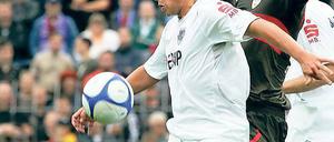 Will es gegen seinen Ex-Verein wissen. Guido Kocer (links)  hier im DFB-Pokal-Heimspiel gegen den Stuttgarter Christian Gentner  möchte am Samstag mit dem SV Babelsberg 03 daheim den FC Hansa Rostock bezwingen.