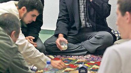 Dattel und Milch gab es bei der Islamischen Gemeinschaft vor dem Gebet.