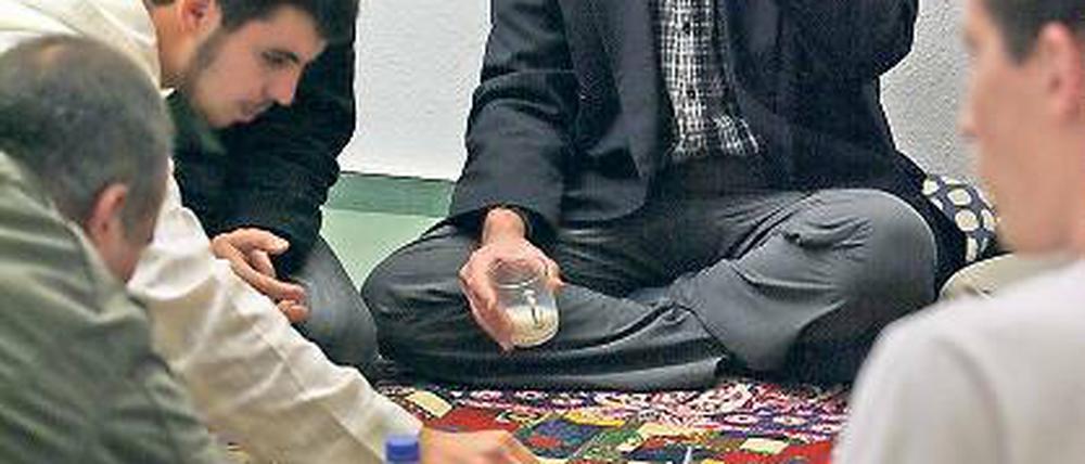 Dattel und Milch gab es bei der Islamischen Gemeinschaft vor dem Gebet.