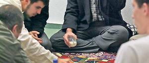 Dattel und Milch gab es bei der Islamischen Gemeinschaft vor dem Gebet.