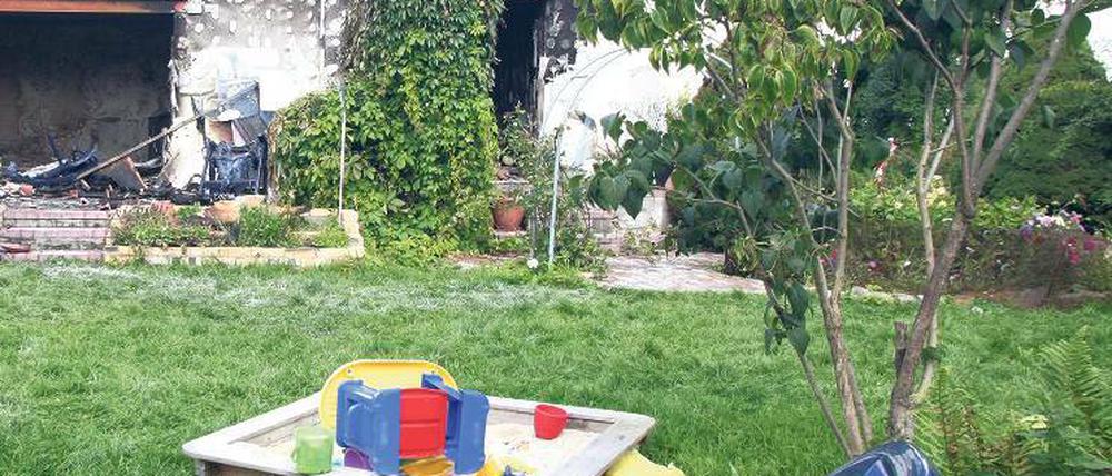 Tödlicher Familienstreit. Das stark beschädigte Haus in Barzig bei Großräschen. Hier ist bei einer Familientragödie eine 38 Jahre alte Frau getötet worden.