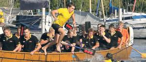 Spaß und Trubel auf der Havel. Tausende Zuschauer sahen gestern viele spannende Rennen (oben), ehe zum Abschluss OIympiasieger  unten links Katrin Wagner-Augustin (l.) und Fanny Fischer  in Plastikbällen übers Wasser rollten. Die OSC-Wasserballer sprangen vor Freude über ihren Sieg ins Nass (daneben), während Ruder-Queen Kathrin Boron das Boot der Gemeinde Schwielowsee anführte (2. Foto unten von rechts). Ein Blickfang waren auch die Krankenschwestern (rechts), Dritte der Wasserschlacht der Gastronomen.