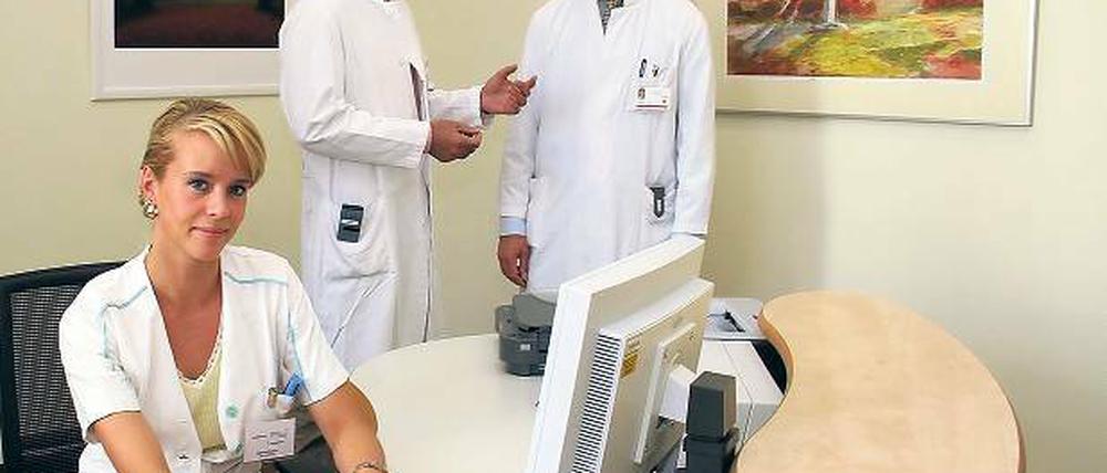 Im Empfang: Die Ärzte Ghods und Grabs und Azubi Dascha Sitnikov.