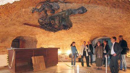 Entdeckung im Souterrain: Seit Jahren stand der Bacchus-Keller des Alten Rathauses leer. Von der Decke hängt noch der Gott des Weines als stählerner Koloss. Künftig wird das Gewölbe als öffentliche Medienlounge genutzt.