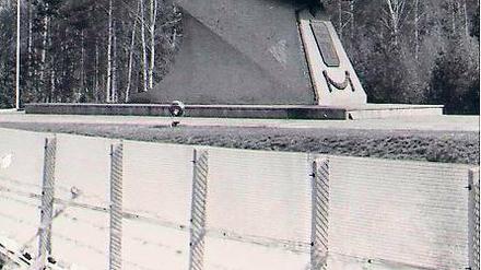 Kanone in Richtung Westen. Von 1955 bis 1990 stand das Denkmal mit dem russischen Panzer T 34 direkt an der Grenze.