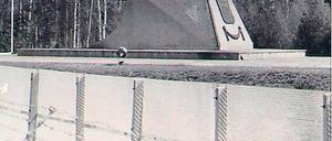 Kanone in Richtung Westen. Von 1955 bis 1990 stand das Denkmal mit dem russischen Panzer T 34 direkt an der Grenze.