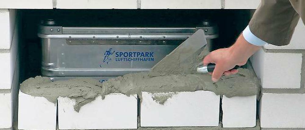 Wanderbox. Die Metallkiste hat schon diverse Sportgeräte zu Trainingszwecken aus Potsdam in alle Welt transportiert. Bevor sie gestern als Grundstein für die Mehrzweckporthalle ihre letzte Ruhe fand, war sie noch in Mexiko.