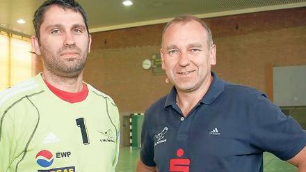 Nun Potsdamer. Gabor Pulay (links) mit VfL-Trainer Rüdiger Bones.