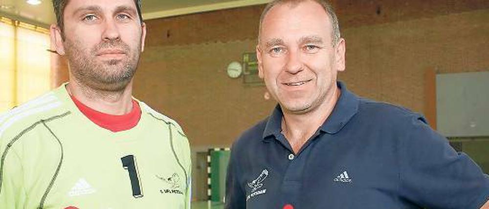Nun Potsdamer. Gabor Pulay (links) mit VfL-Trainer Rüdiger Bones.