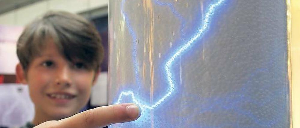 Blitze im Einkaufstempel. Zum Mitmachen und Experimentieren lädt die Ausstellung Unser Wetter, die noch bis 11. September im Stern-Center zu erleben ist, ein. Gezeigt werden unter anderem, wie Blitze entstehen.