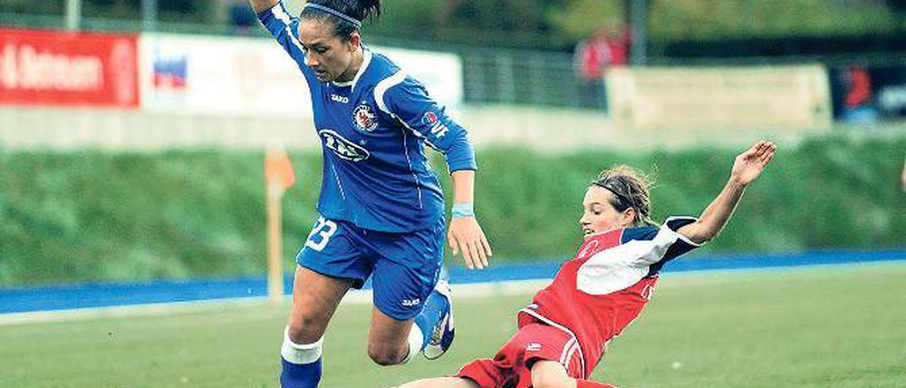 Erlösender Treffer. Nadine Keßler (li.) hier im Duell mit Tatjana Fandre erzielte nach einem Eckball Fatmire Bajramajs von links den Führungstreffer für die Turbinen.