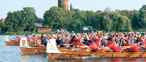 Hochbetrieb auf der Havel. Am kommenden Sonntag wird es hinter dem artotel wieder hoch her gehen, wenn rund 1200 Teilnehmer bei den 14. Potsdamer Wasserspielen des Kanu-Clubs in den verschiedensten Booten ihre Kräfte messen.