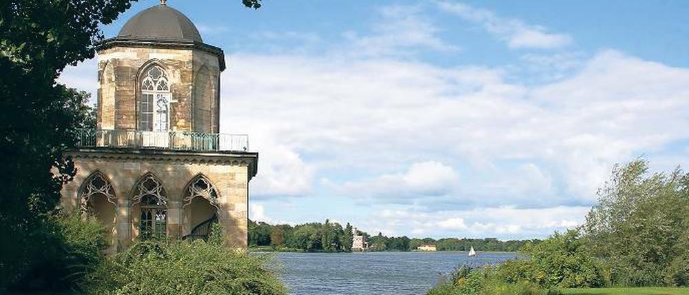 Bedrohte Idylle. Der Heilige See im Potsdamer Weltkulturerbe mit der Gotischen Bibliothek. Durch die Einleitung von verschmutztem Regenwasser sind die Fauna und Flora des See gefährdet.