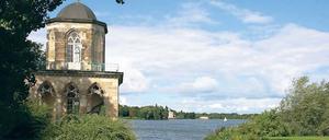 Bedrohte Idylle. Der Heilige See im Potsdamer Weltkulturerbe mit der Gotischen Bibliothek. Durch die Einleitung von verschmutztem Regenwasser sind die Fauna und Flora des See gefährdet.