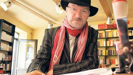 Strenger Blick am Stehpult. Aber nur, wenn man Carsten Wist nach Büchern von Dieter Bohlen fragt.