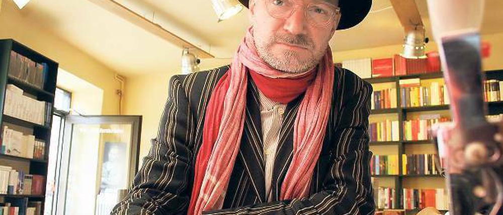 Strenger Blick am Stehpult. Aber nur, wenn man Carsten Wist nach Büchern von Dieter Bohlen fragt.